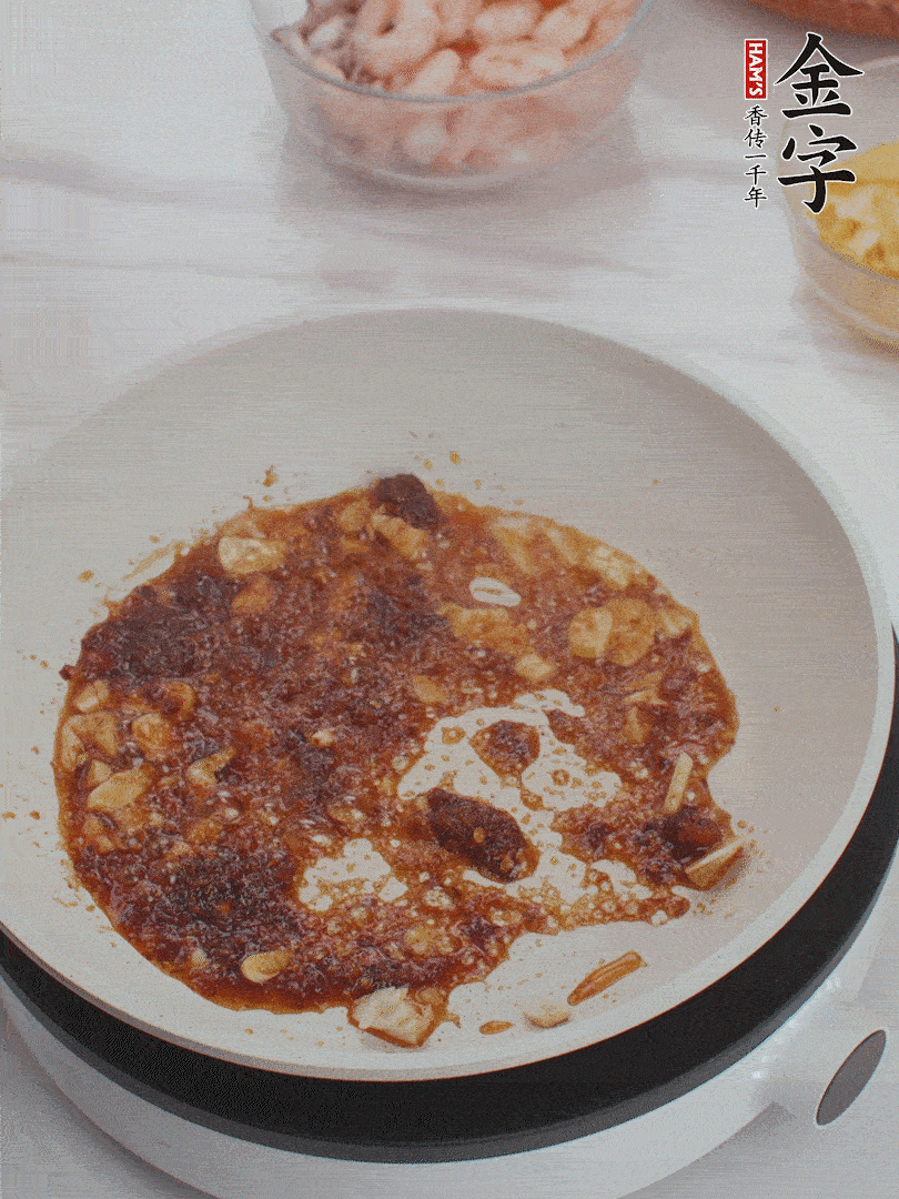 冷鍋熱油，1大勺金字火腿XO醬、蒜末炒香，倒粉絲一起炒。