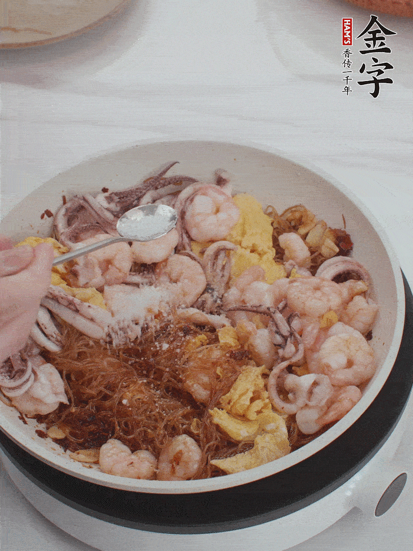 加雞蛋，蝦仁，魷魚混合。