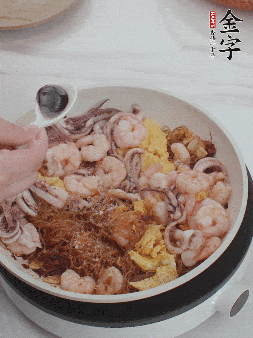 放1/3勺鹽、1/3勺雞精、1/3勺糖、2/3勺生抽調(diào)味。