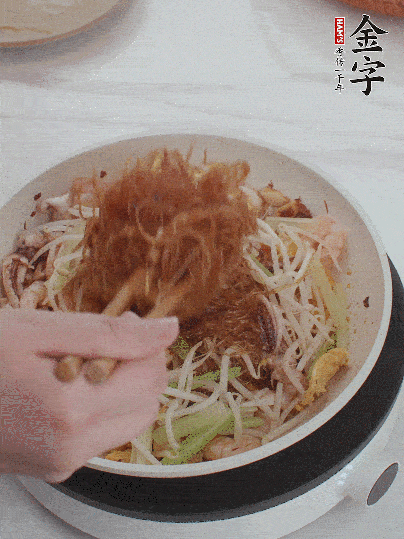 放焯好水的香芹、豆芽翻炒挑松。