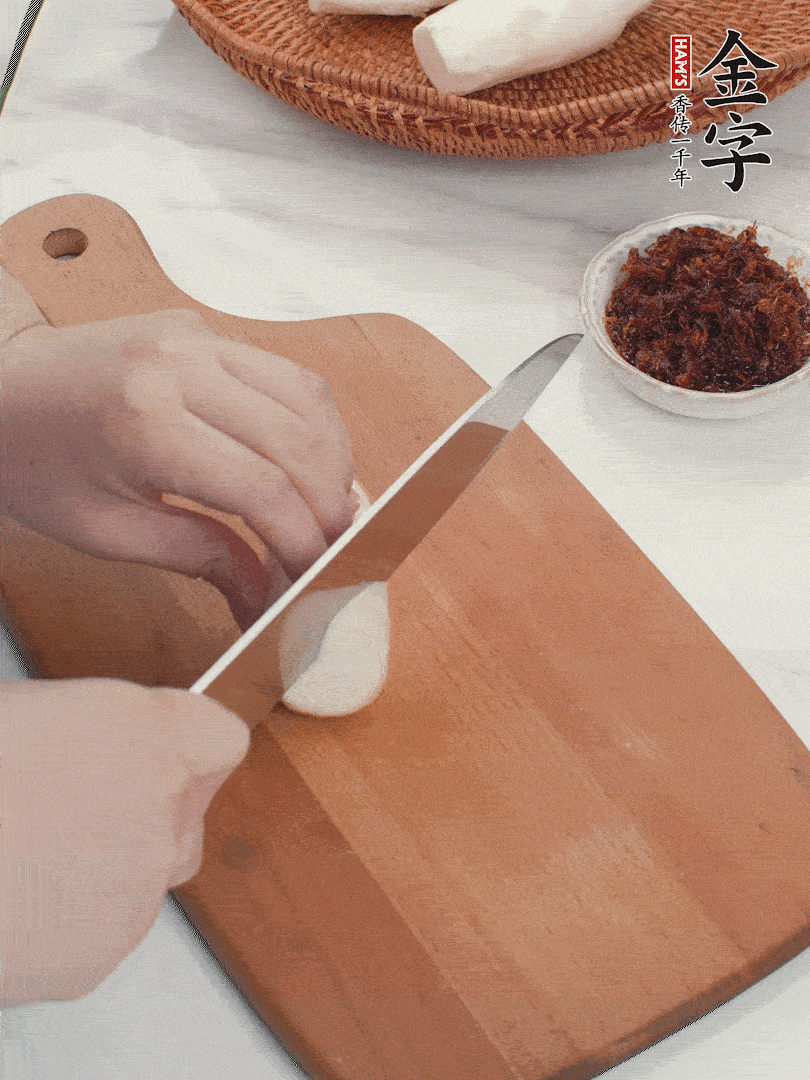 茭白剝殼，洗凈后切滾刀塊。