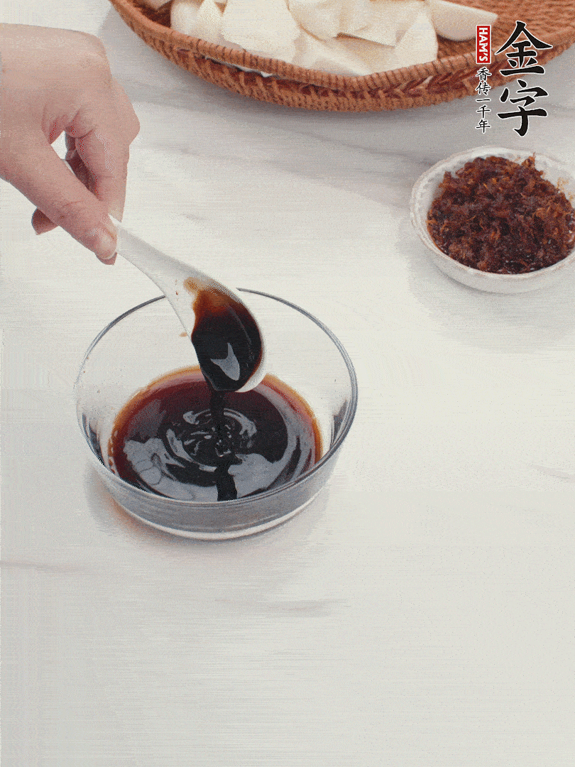 將生抽、老抽、黃酒和白砂糖在小碗里調(diào)成味汁。