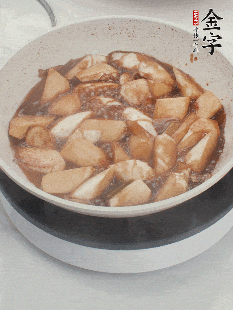 待茭白煸到微微發(fā)黃加入調(diào)好的味汁翻炒。加一小碗清水蓋蓋子燜3-4分鐘。