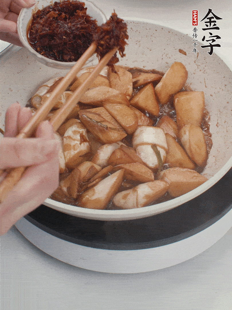 湯汁收濃，加金字火腿XO醬翻炒均勻。