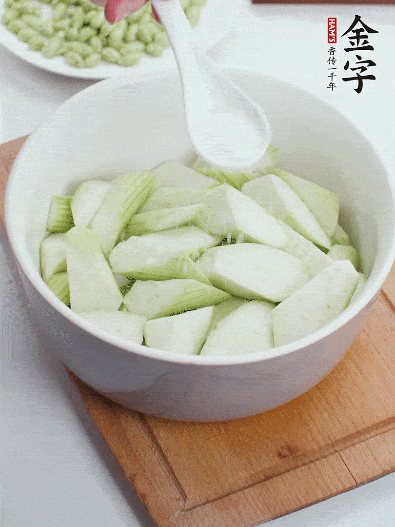 水中加1勺鹽浸泡，防止變黑。