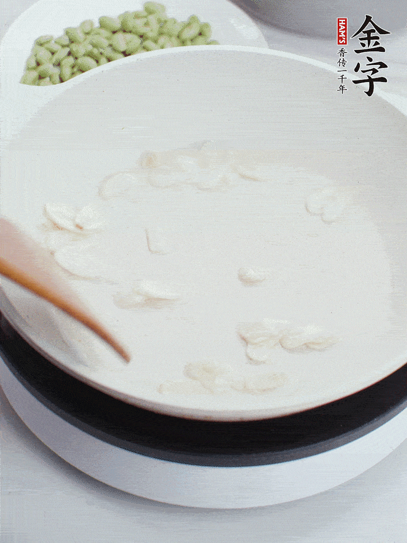 金字淡咸肉煮15分鐘，撈出切片。油5成熱時(shí)，蒜末、咸肉爆香。