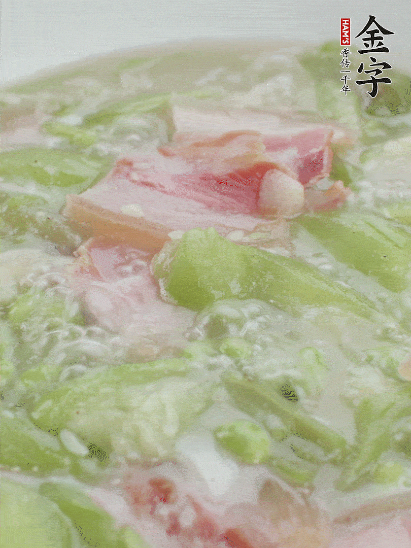 加一點(diǎn)熱水、白胡椒粉、雞精翻炒1分鐘。