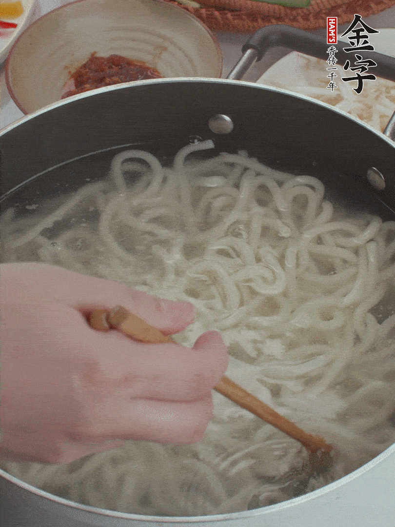 鍋中水煮沸，下烏冬面焯5秒鐘，撈出瀝干。