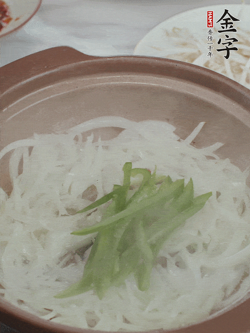 放烏冬面、青紅椒、豆芽。