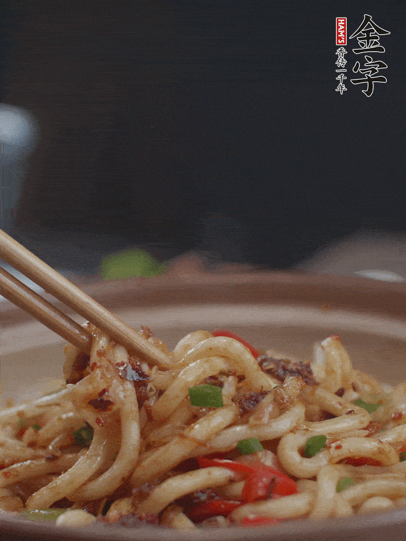 一小撮鹽調(diào)味。最后可以點(diǎn)綴香蔥段。