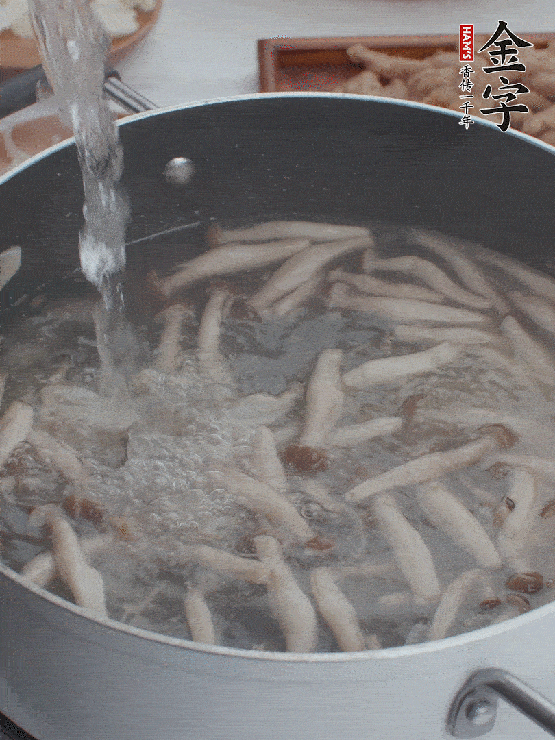 油熱爆香大蔥、蒜末，下蟹味菇炒軟，放清水。