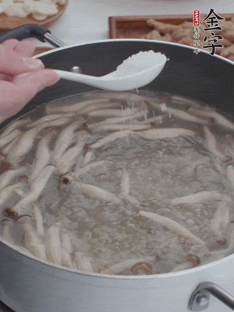 1勺鹽、一點(diǎn)胡椒粉調(diào)味。