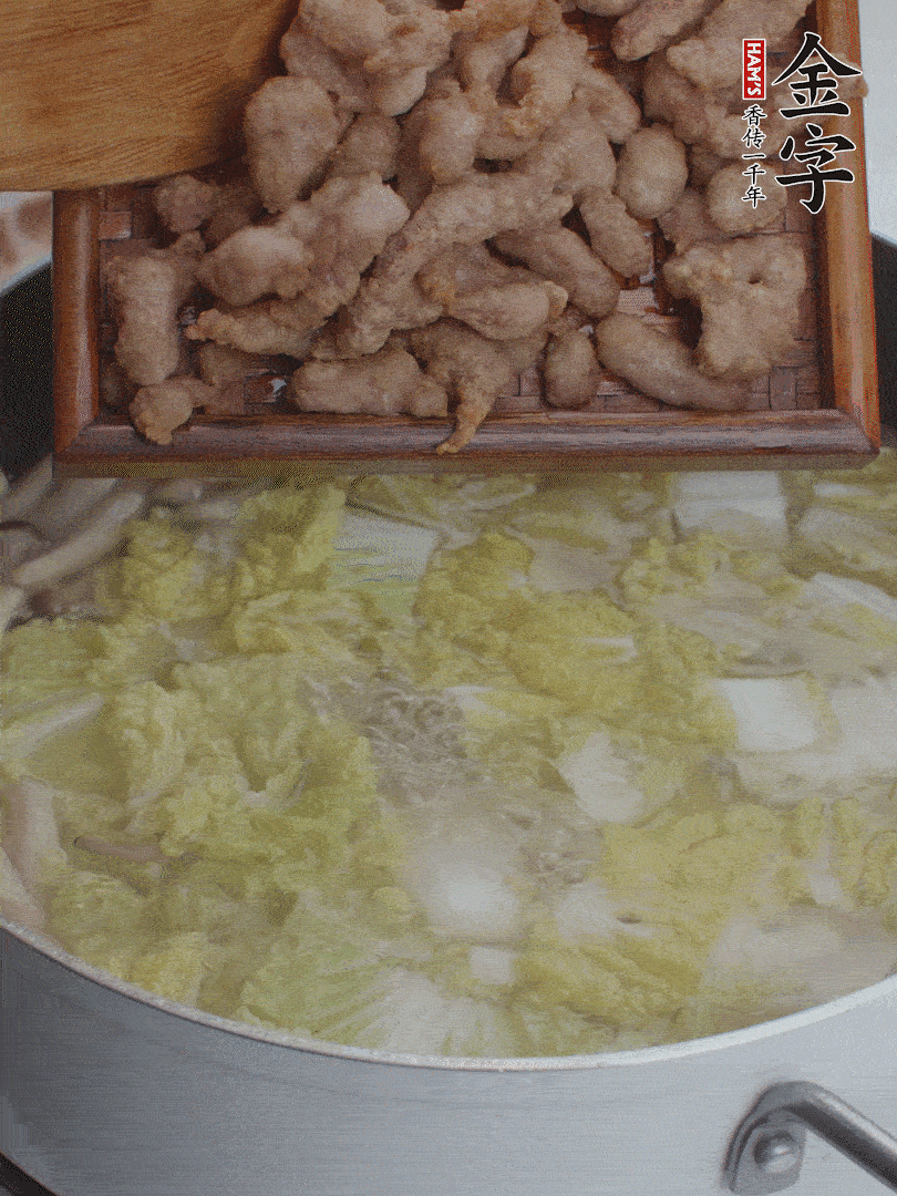 水開后煮10分鐘，下娃娃菜、小酥肉煮3分鐘。