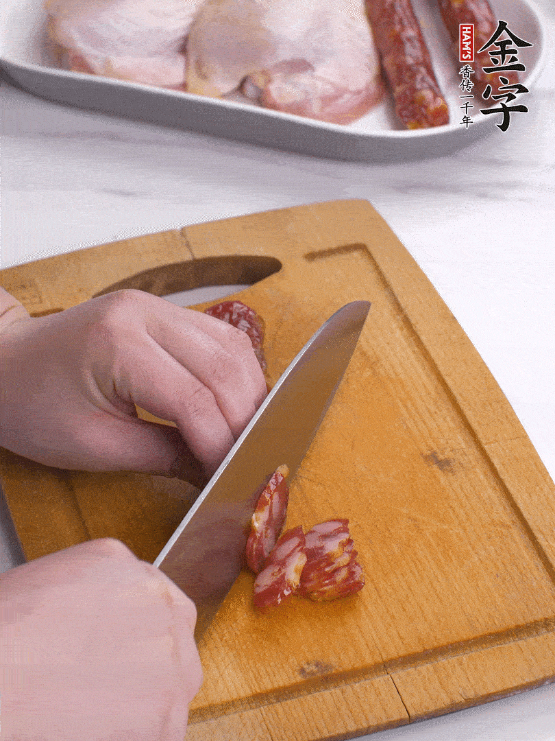 雞大腿去皮去骨切成塊，金字香腸切片，干香菇泡發(fā)切片，小蔥切蔥花。