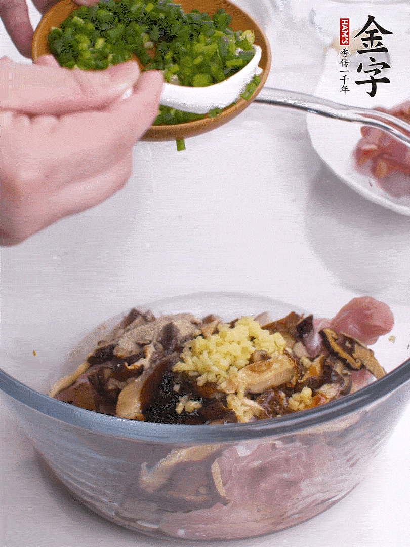 雞肉、香菇混合，加清水1/3杯、料酒1勺、蠔油1勺、鹽1勺、糖1/4勺、白胡椒1/4勺、食用油1勺、香油1/4勺、姜末、蔥花，攪拌均勻腌制2小時(shí)。