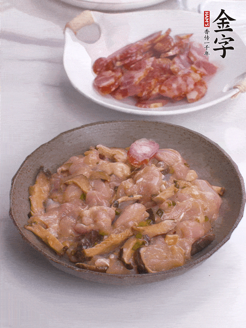 腌制后，雞肉中加淀粉1勺，頂部碼上香腸片。