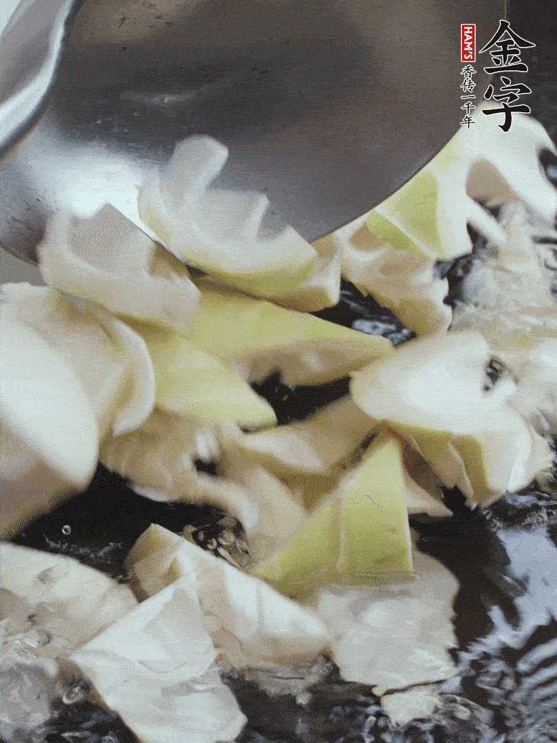 新鮮春筍去老根，剝殼切滾刀塊焯水去澀。