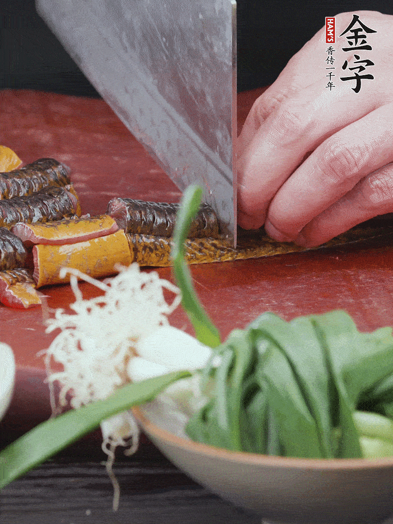 黃鱔去內(nèi)臟洗凈，切花刀斬段。沸水下鍋，加黃酒焯水去血沫。