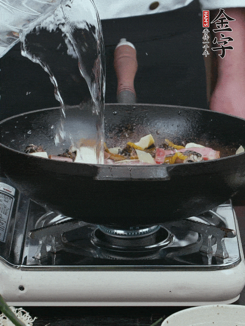 加適量黃酒，倒清水沒(méi)過(guò)。