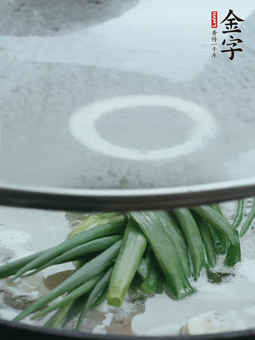 加蔥結(jié)去腥，大火開(kāi)后中火燒20分鐘。