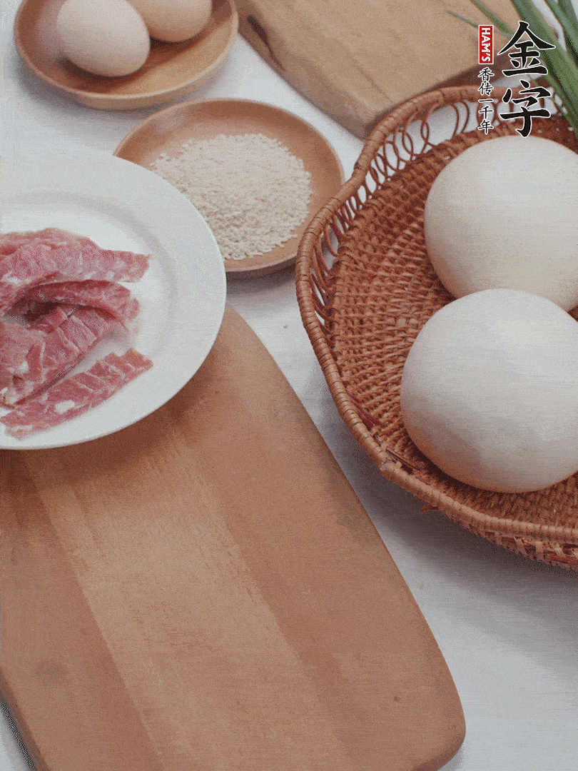 金字培根火腿切小片；饅頭、洋蔥切丁；香蔥切丁。