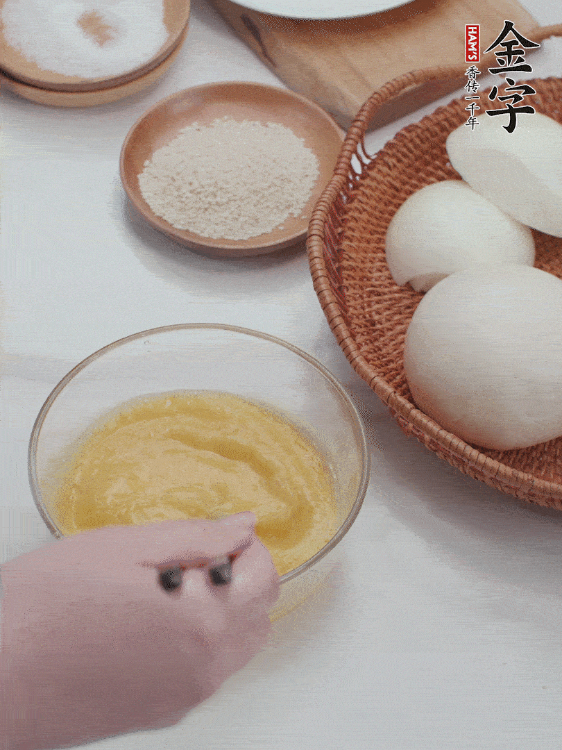 2個(gè)雞蛋加入1小勺鹽、1/2小勺胡椒粉打散。