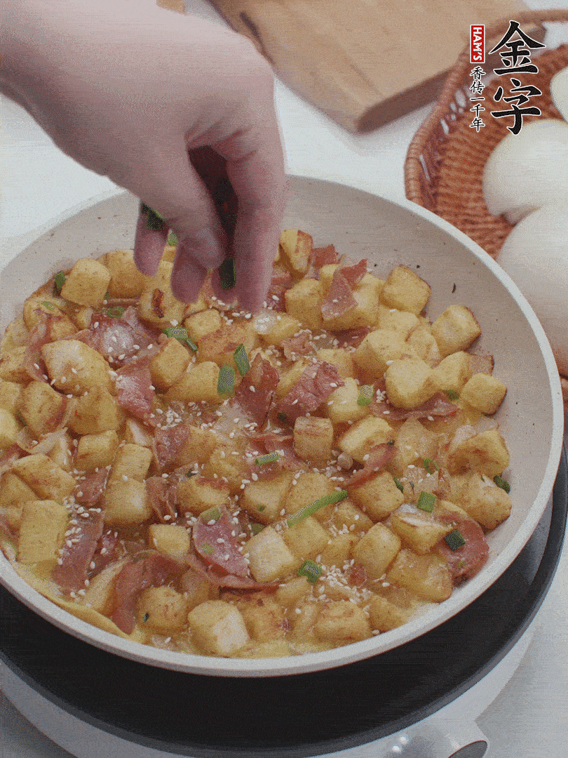 淋入剩余蛋液，蛋液凝固，撒上蔥綠和熟芝麻。