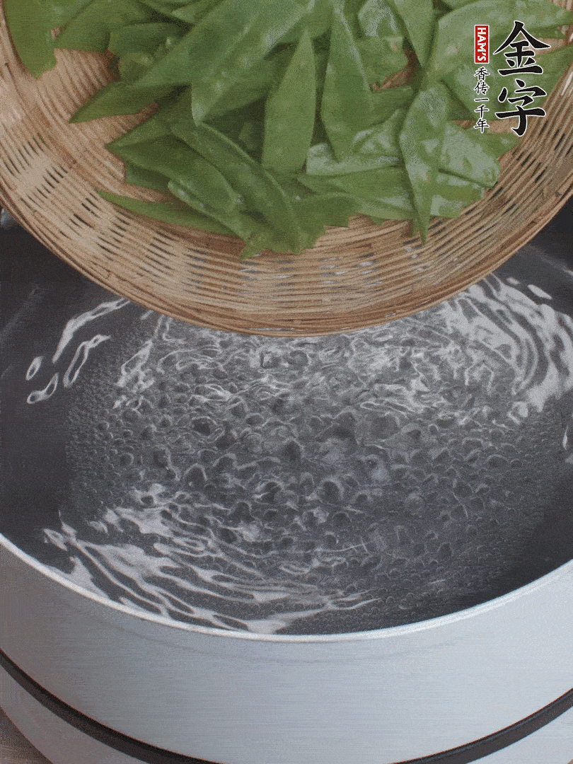 甜豆莢撕掉老筋，斜切兩半，焯水1分鐘。