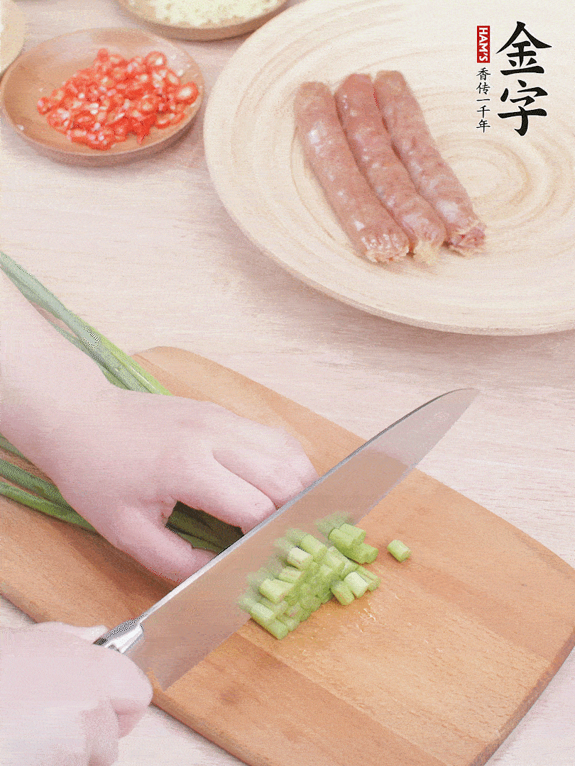 蒜苔切丁，蔥姜蒜切小丁，小米辣切圈。