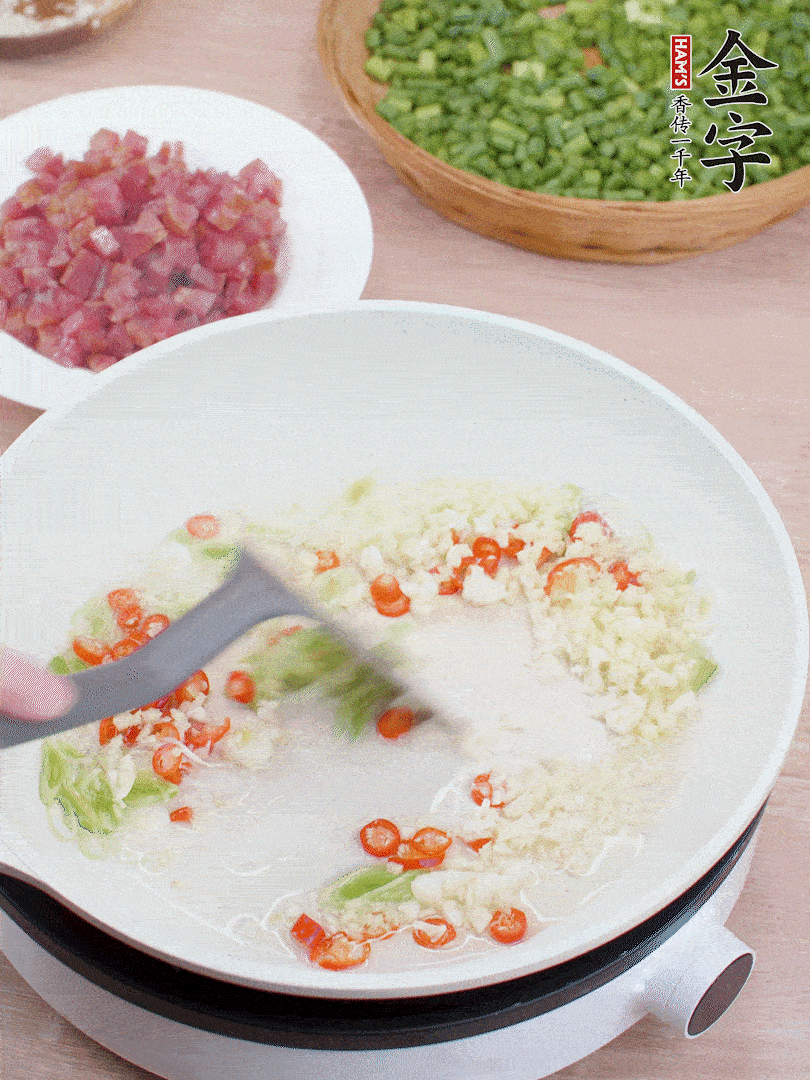 鍋中熱油，蔥姜蒜、小米辣煸香。