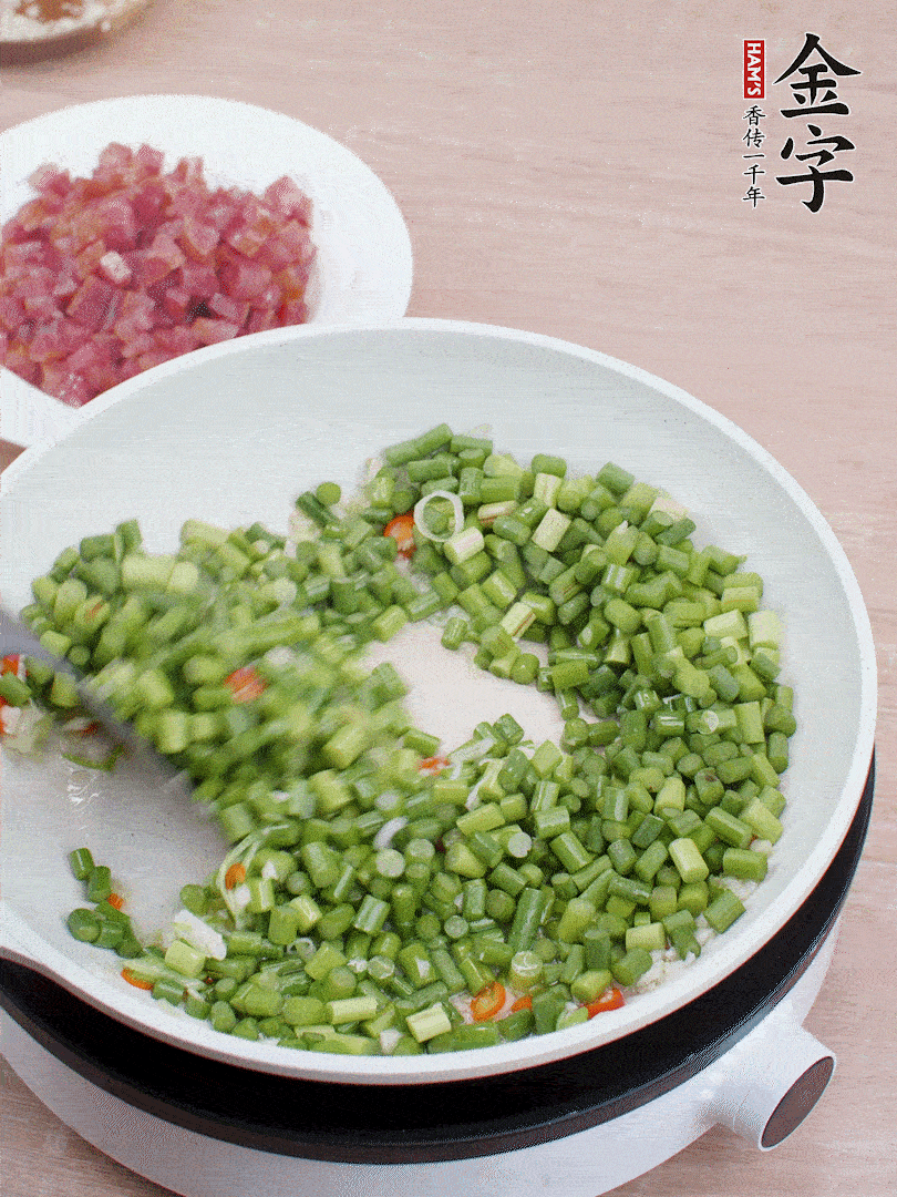 下蒜苔丁、一點(diǎn)鹽翻炒。