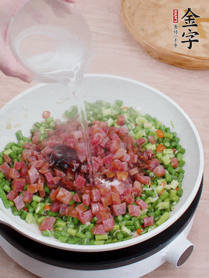 放香腸丁、1勺老抽、1勺蠔油、1/3勺白糖、少許清水炒至斷生。