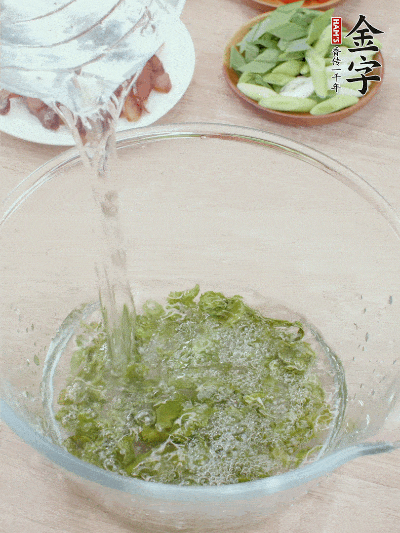 萵筍干溫水泡2小時(shí)，青紅辣椒切圈，姜切片，青蒜斜切段。