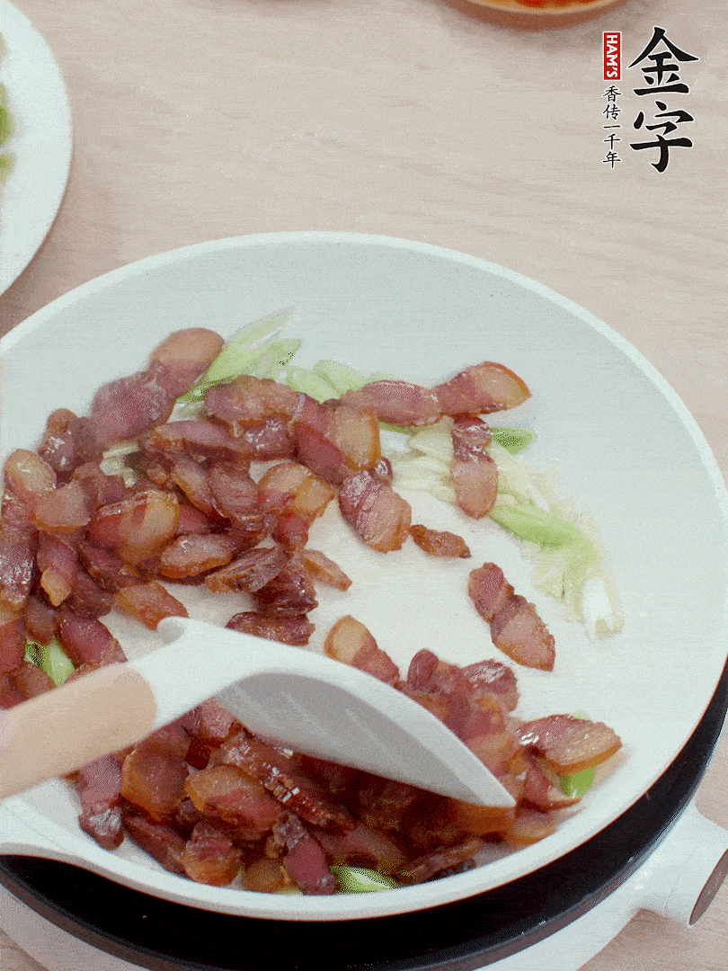 鍋中少許油，姜、蒜白爆香，下臘肉煸出油脂。