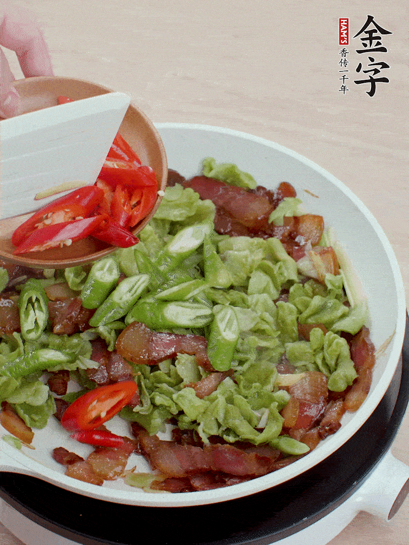 放萵筍干、青紅椒圈爆炒1分鐘。