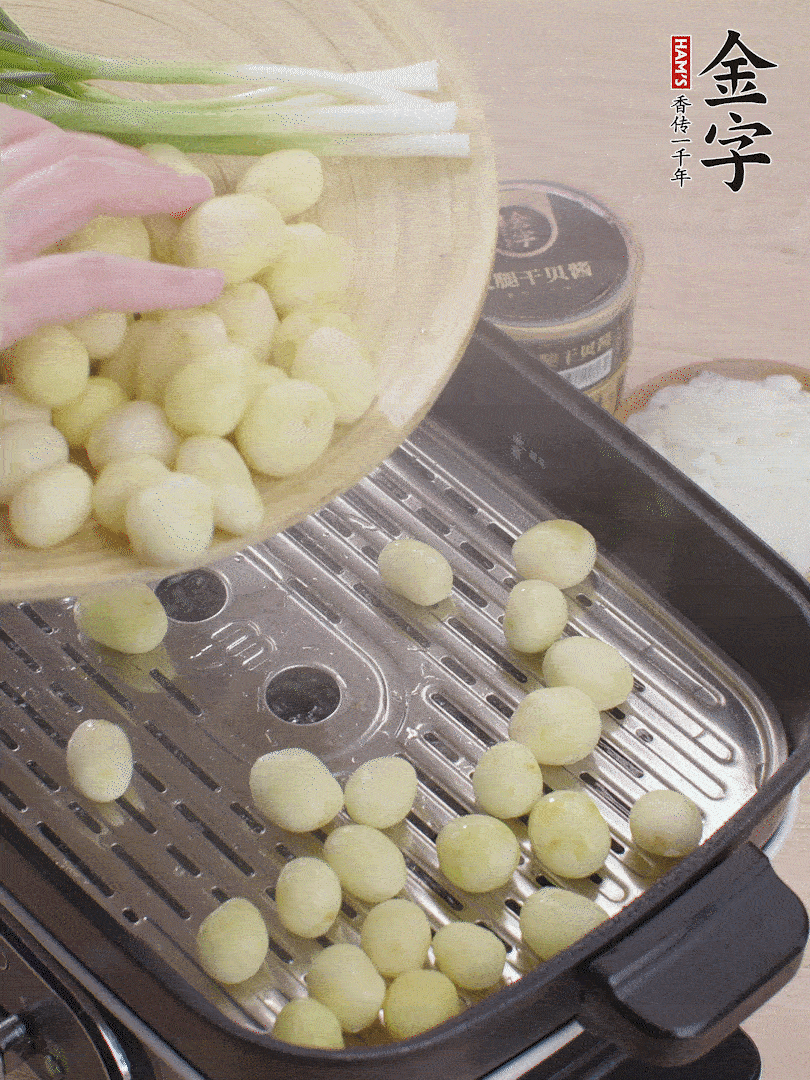 去皮小土豆蒸熟。