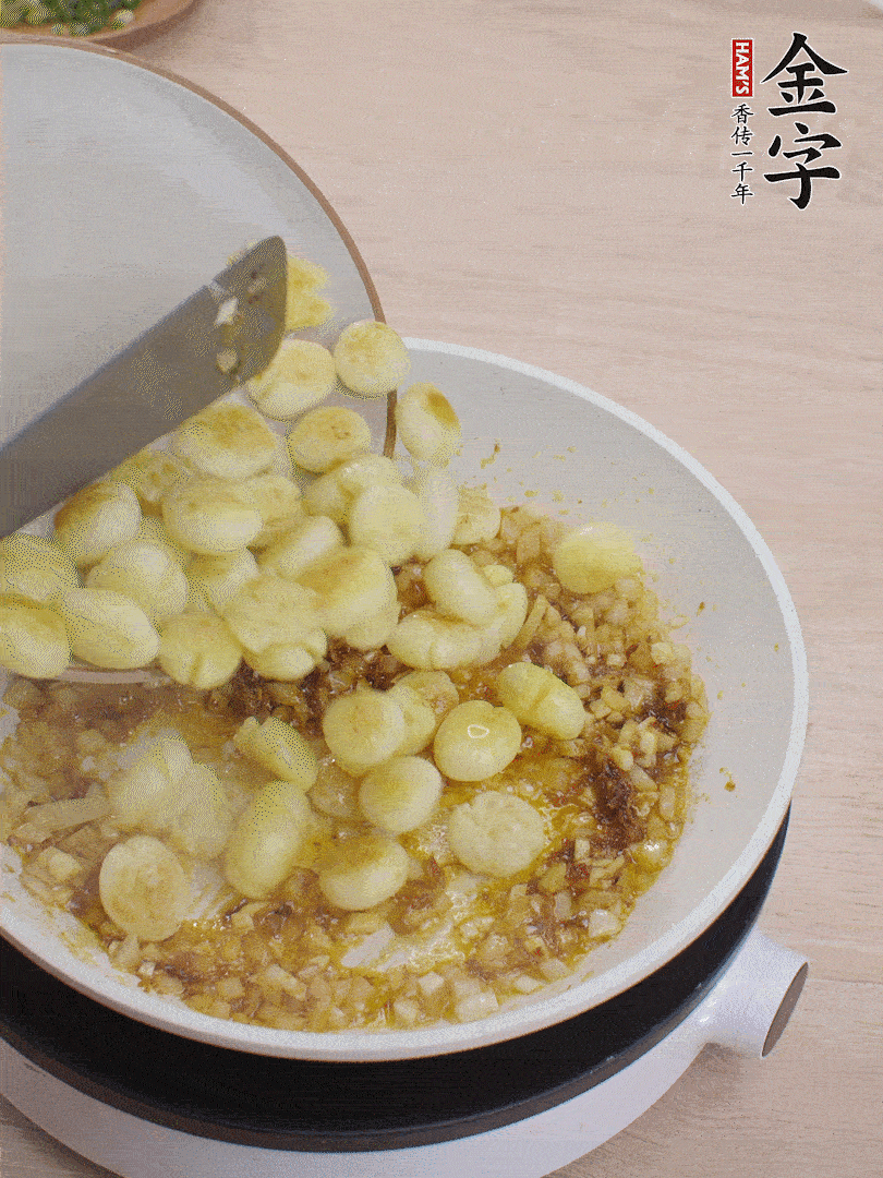 下小土豆翻炒均勻。