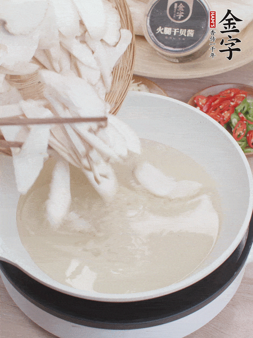 杏鮑菇切成片，油溫7層熱炸2分鐘。