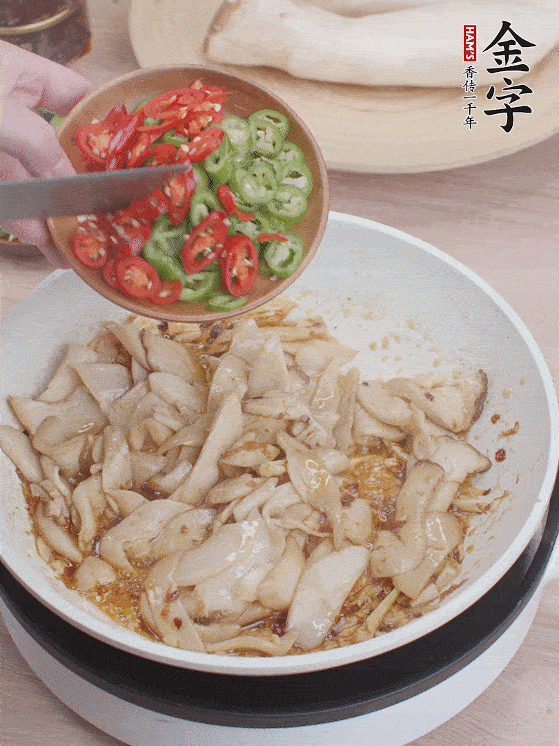 下杏鮑菇、青紅辣椒炒出香味。