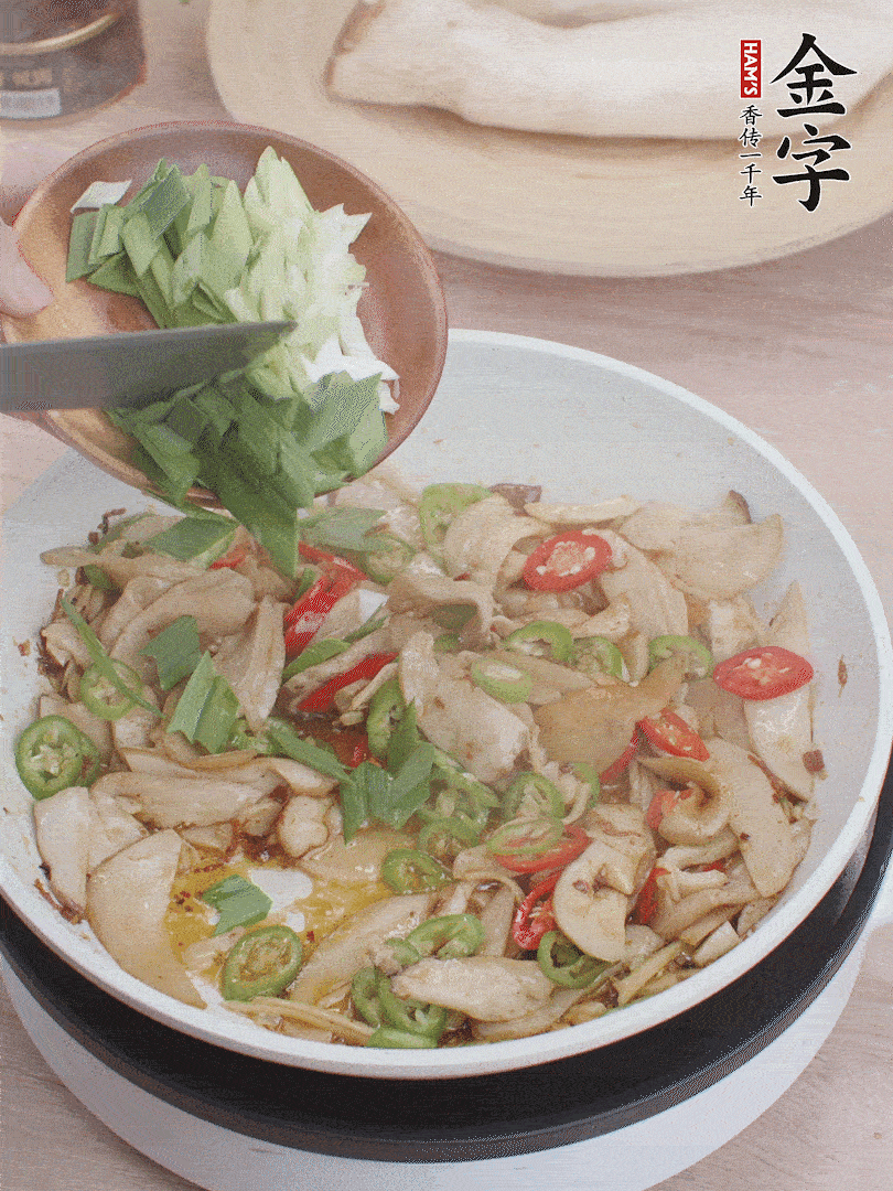 淋少許料酒、最后放大蒜葉。