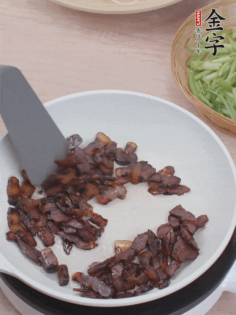 起鍋熱油，煸香醬油肉。