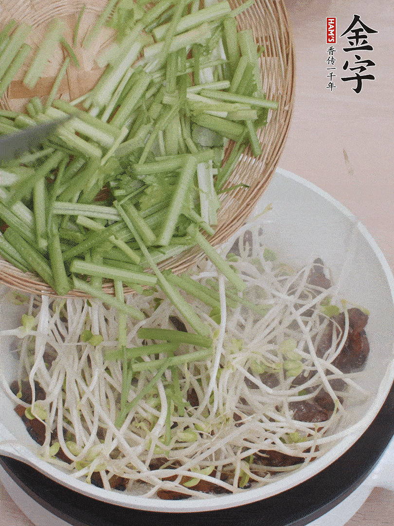 下豆芽、香芹翻炒均勻。