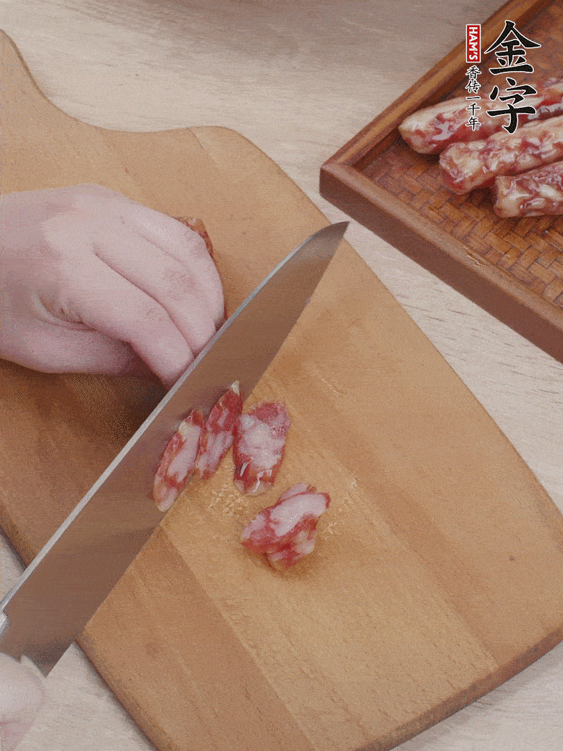 金字香腸斜切片，芹菜切段，小洋蔥切絲，綠菜椒切小塊。