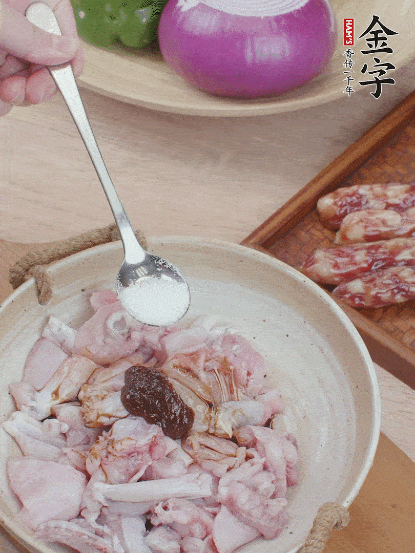 牛蛙塊加1勺柱候醬、1勺生抽、1/3勺白砂糖腌漬20分鐘。