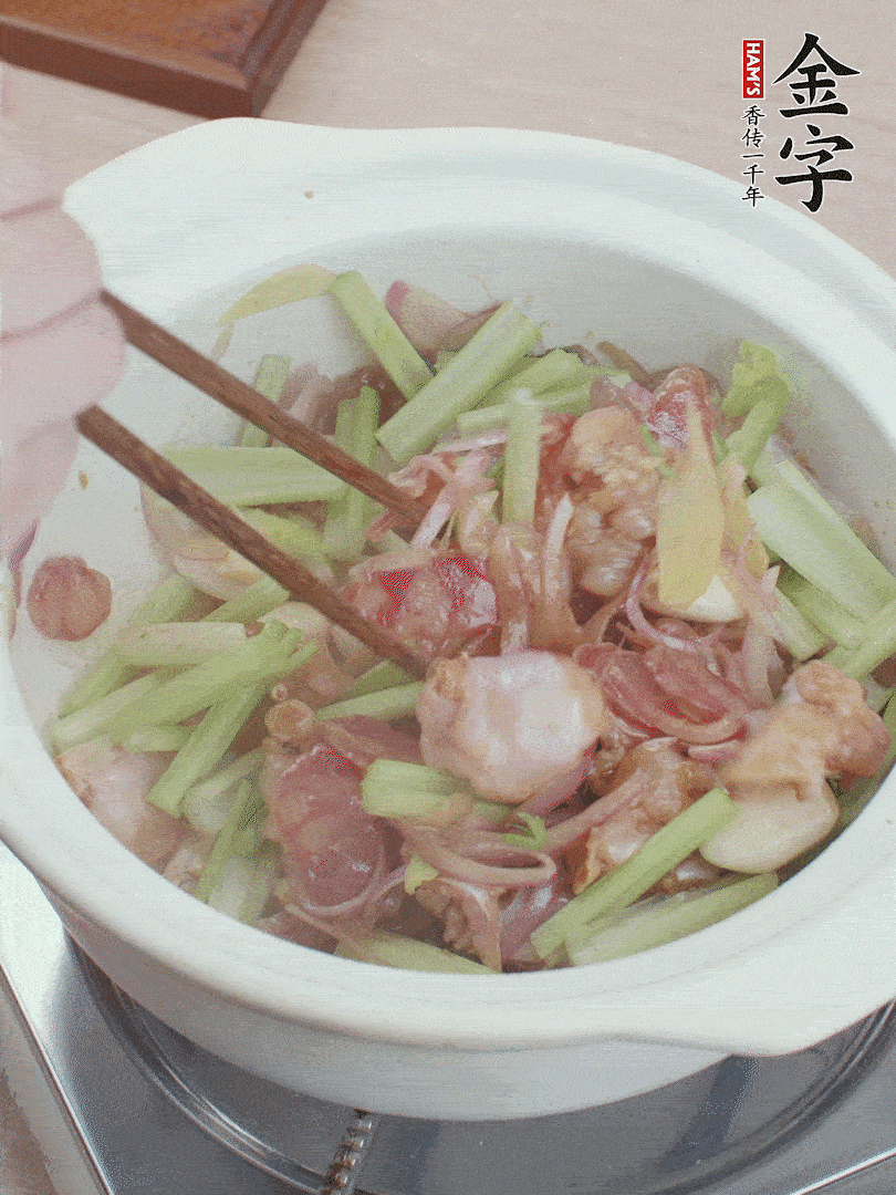 下牛蛙、芹菜、香腸翻炒。