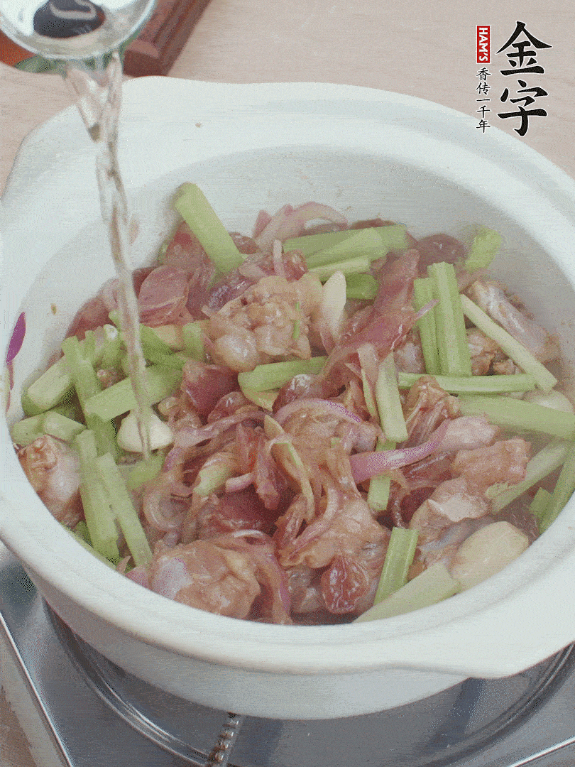 牛蛙變色后，淋點(diǎn)啤酒，加蓋后調(diào)小火燜10分鐘。