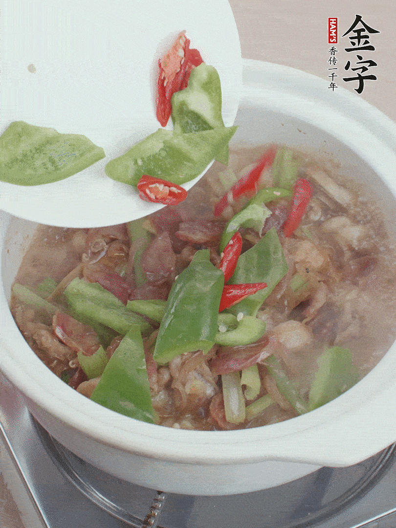 下綠菜椒，翻炒1分鐘。