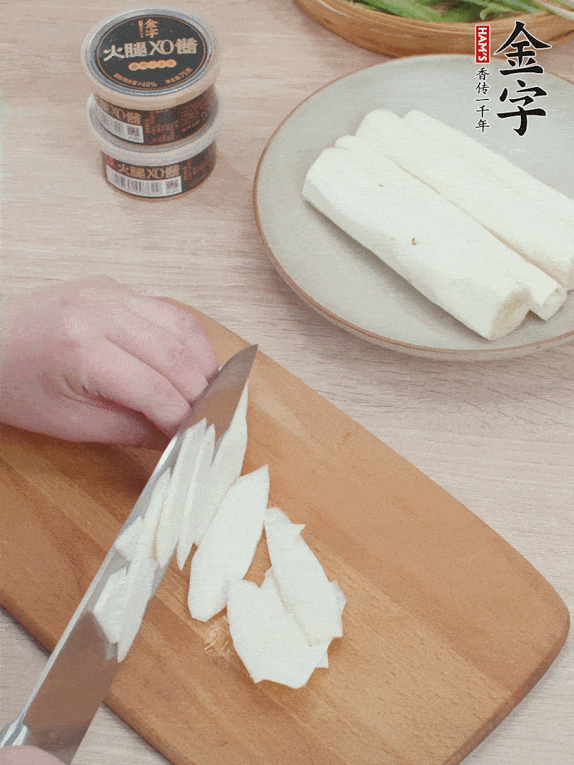 鐵棍山藥去皮，斜刀切片。