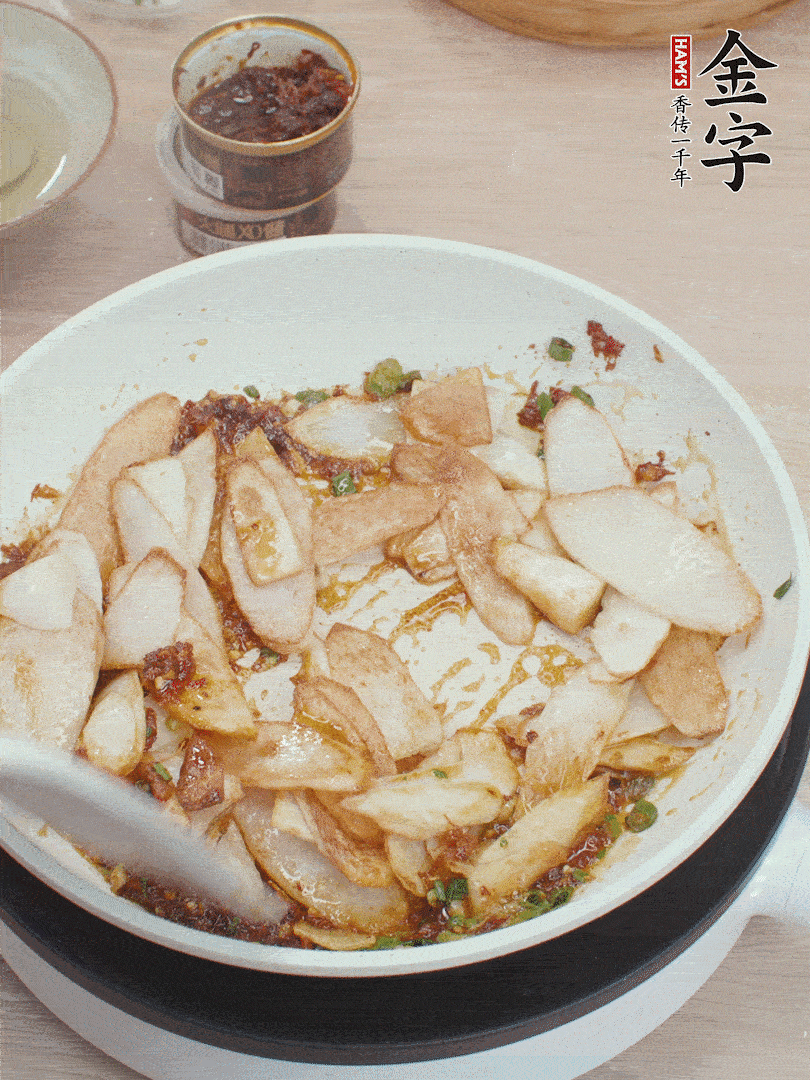 下山藥炒勻，撒蔥花。