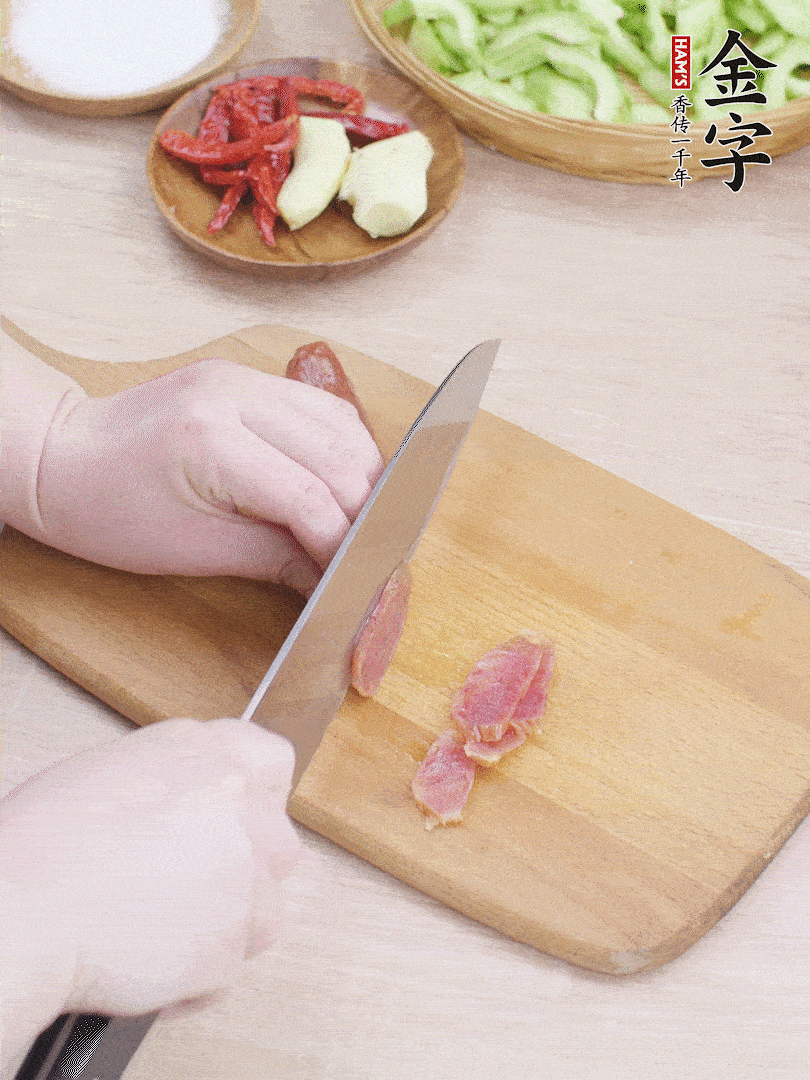 金字土香腸水煮10分鐘，切薄片。